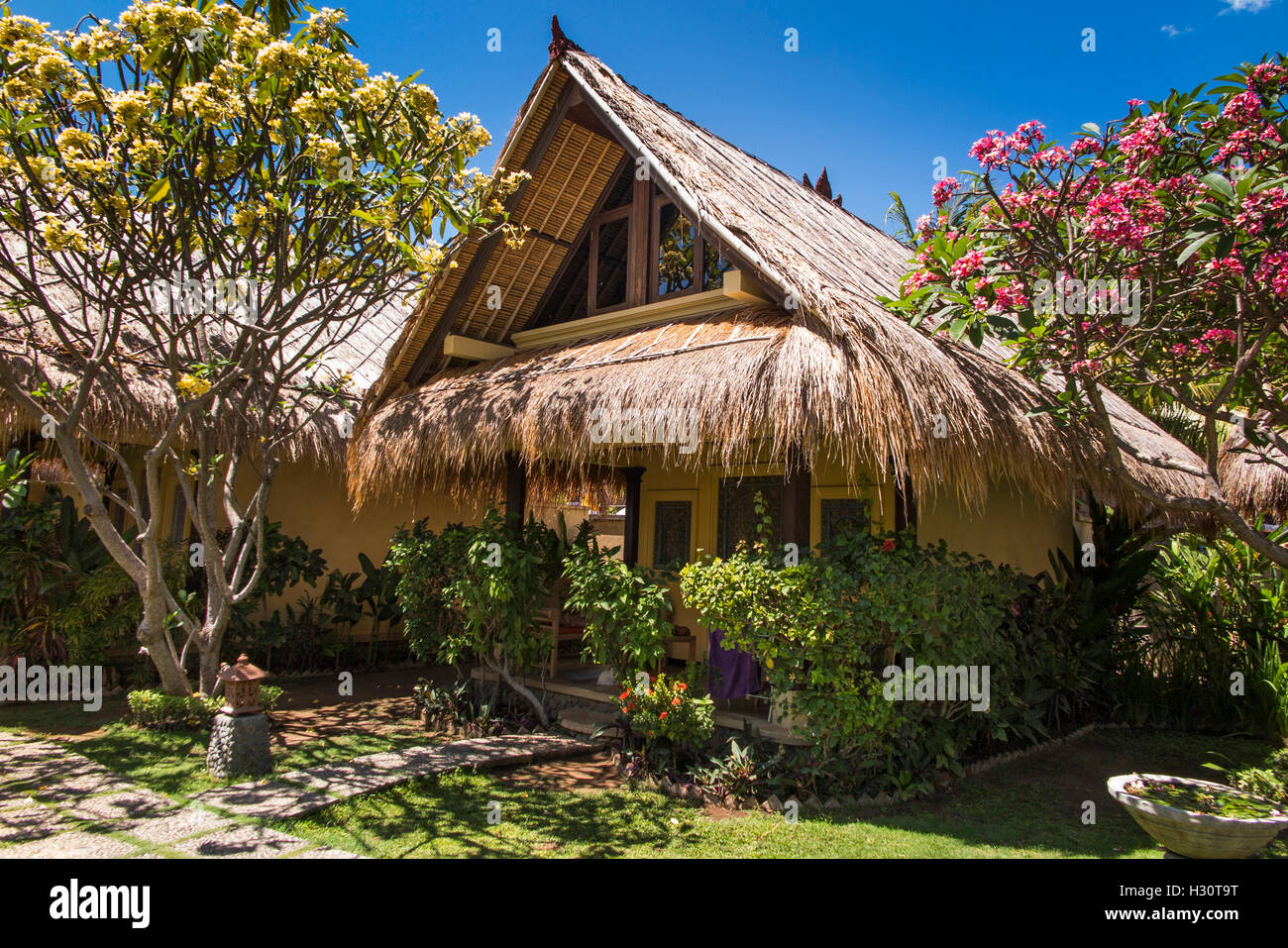 L'INDONÉSIE, Bali, Lombok, la vie à Amed resort, bungalow hébergement de chaume Banque D'Images