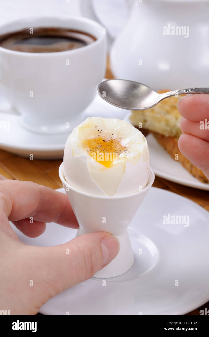 Une tasse de café avec un oeuf dur et du pain grillé pour le petit déjeuner Banque D'Images