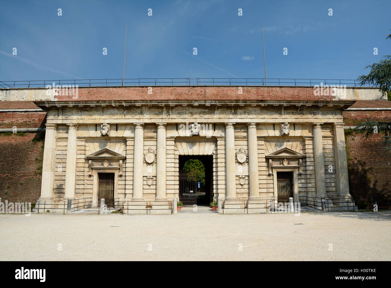 Vérone, Italie - septembre 3, 2016 : l'ancienne porte de la ville Porta Palio, à Vérone, Italie. Banque D'Images