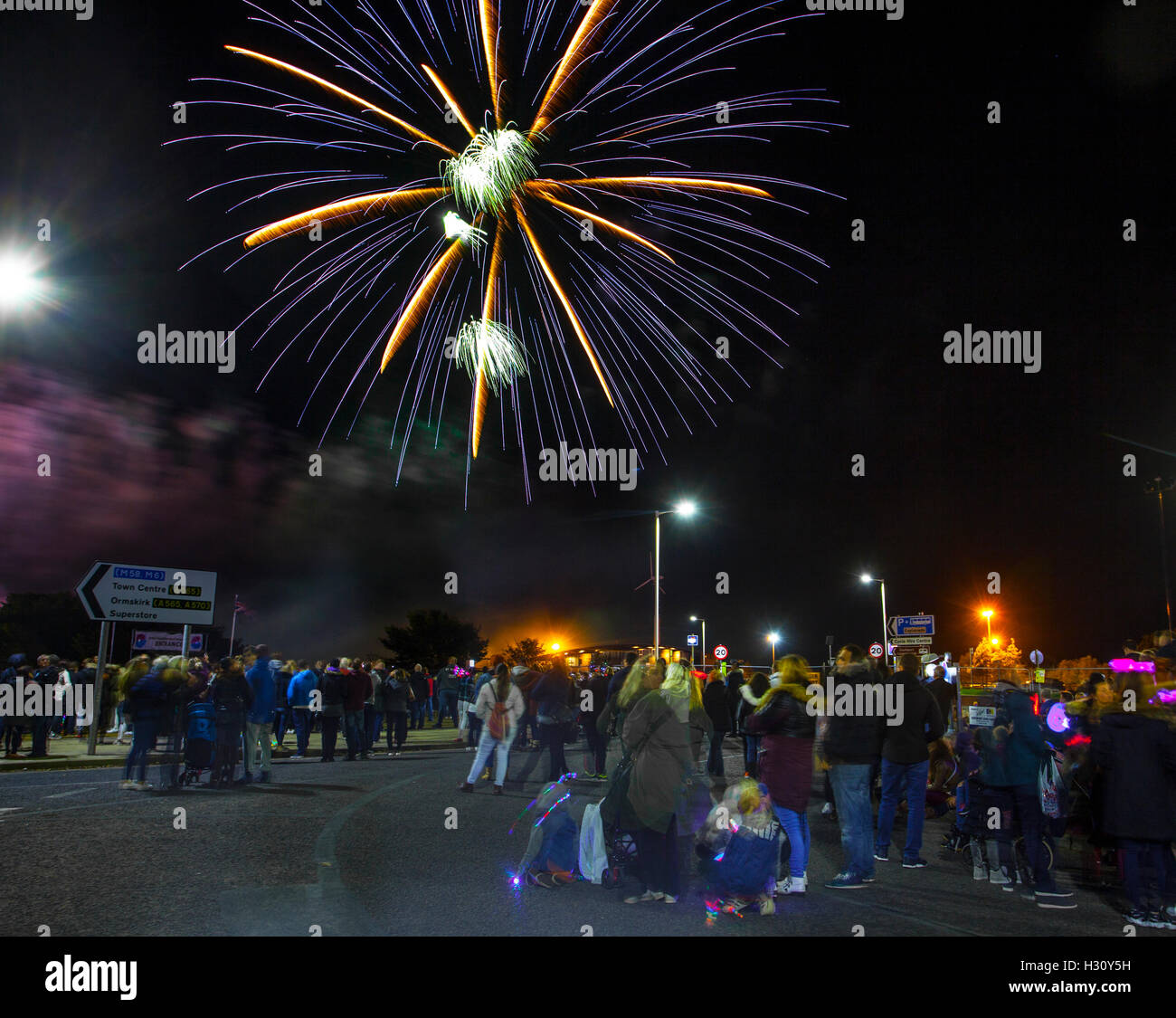 Southport, Merseyside, Royaume-Uni. 2 octobre 2016. Les personnes qui regardent des feux d'artifice musicaux. Des centaines de personnes affluent dans la station balnéaire pour la dernière nuit de l'exposition des Championnats d'feux d'artifice musicaux britanniques qui a eu lieu pendant trois jours. Le ciel de Southport s'illumine alors que certaines des meilleures équipes pyrotechniques du pays rivalisent avec de superbes feux d'artifice synchronisés avec la musique. Des écrans standard internationaux de certaines des meilleures entreprises pyrotechniques du Royaume-Uni - c'est la seule concurrence de ce genre dans ce pays. Banque D'Images