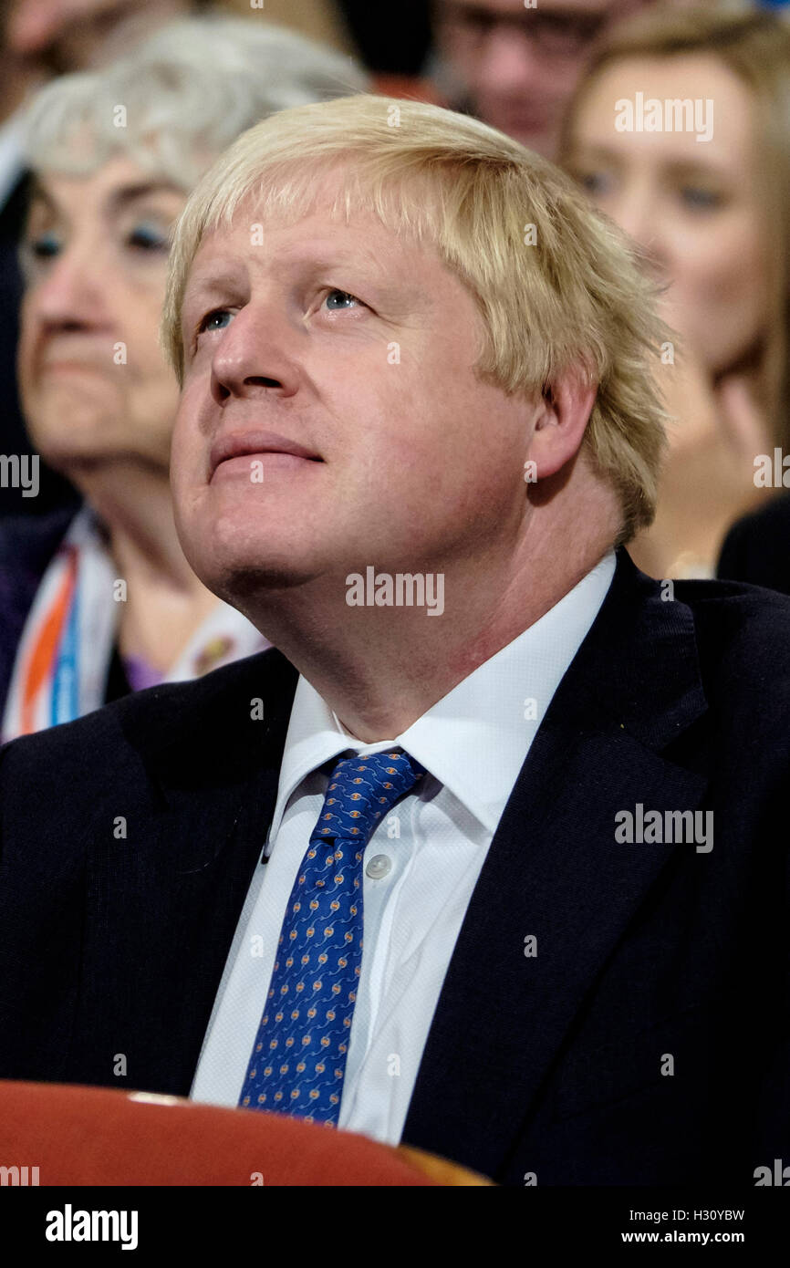 Conférence du parti conservateur le 02/10/2016 à Birmingham, Birmingham ICC. Les personnes sur la photo : Boris Johnson, secrétaire d'État aux Affaires étrangères et du Commonwealth, dans l'auditoire pour les premiers ministres Discours à BREXIT . Photo par Julie Edwards. Banque D'Images