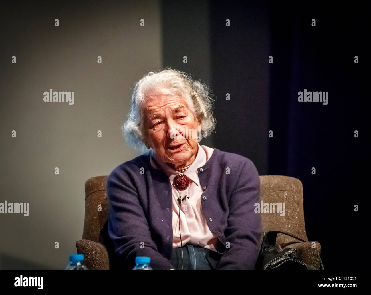 Henley-on-Thames, Royaume-Uni. 2 octobre, 2016. Judith Kerr OBE, le célèbre et populaire pour l'auteur et l'illustrateur, apparaît sur la scène du théâtre en Kenton Henley-on-Thames, en conversation avec Nicolette Jones, des livres pour enfants de l'hôte du Sunday Times, dans le cadre du Festival littéraire du Henley 2016. 93 Maintenant, Judith Kerr, dont les œuvres emblématiques : livres sur Mog le chat et le tigre qui est venu pour le thé, encore à son enfance s'échapper de l'Allemagne, a parlé de l'inspiration pour ses livres et illustrations et lire à partir de son dernier livre, Mister Cleghorn est joint. © Graham Prentice/A Banque D'Images