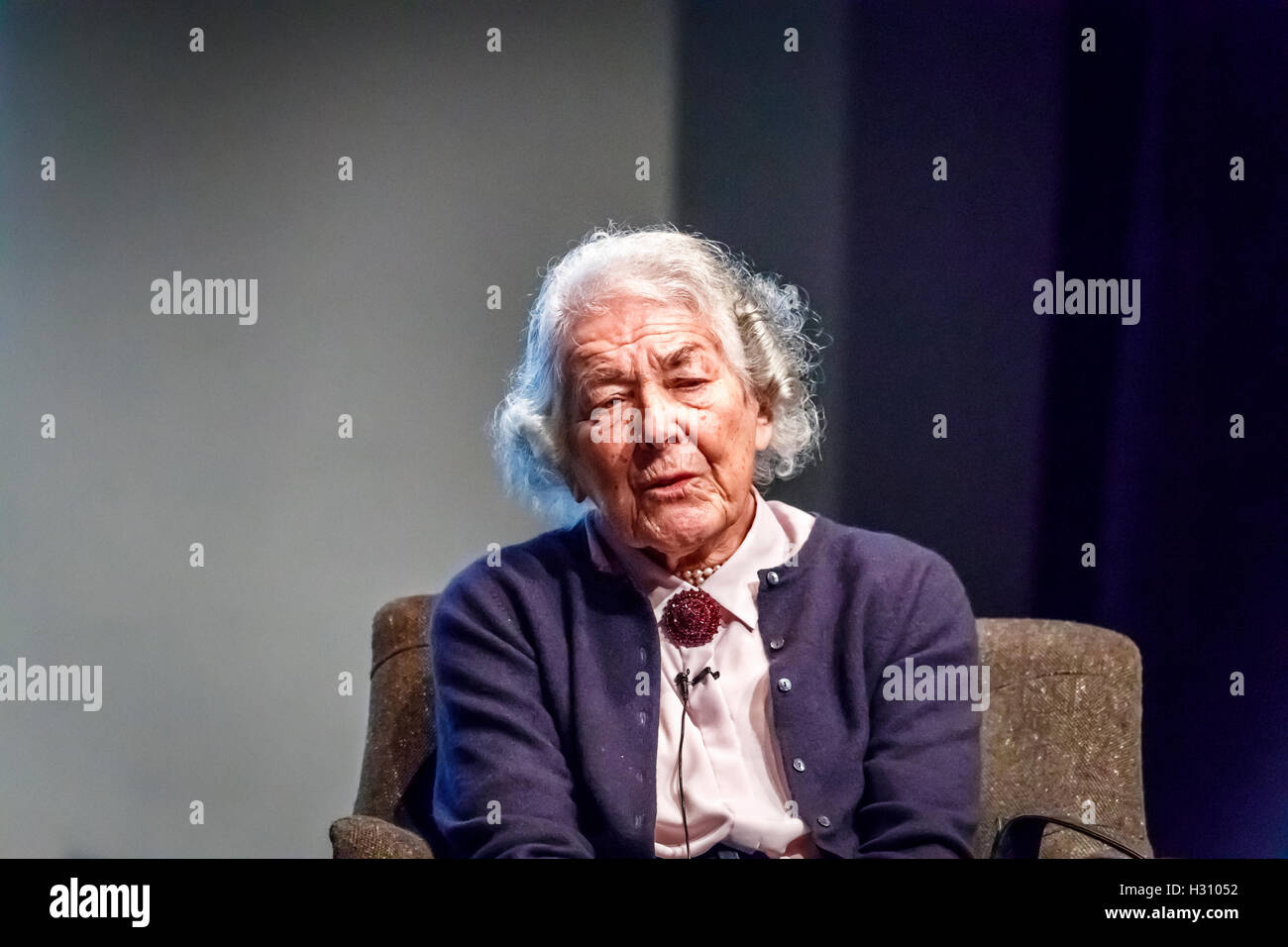 Henley-on-Thames, Royaume-Uni. 2 octobre, 2016. Judith Kerr OBE, le célèbre et populaire pour l'auteur et l'illustrateur, apparaît sur la scène du théâtre en Kenton Henley-on-Thames, en conversation avec Nicolette Jones, des livres pour enfants de l'hôte du Sunday Times, dans le cadre du Festival littéraire du Henley 2016. 93 Maintenant, Judith Kerr, dont les œuvres emblématiques : livres sur Mog le chat et le tigre qui est venu pour le thé, encore à son enfance s'échapper de l'Allemagne, a parlé de l'inspiration pour ses livres et illustrations et lire à partir de son dernier livre, Mister Cleghorn est joint. © Graham Prentice/A Banque D'Images