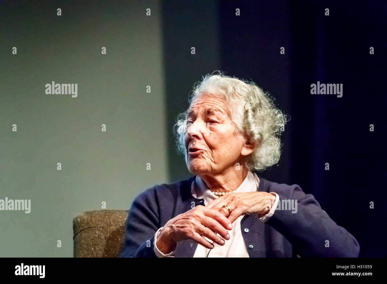 Henley-on-Thames, Royaume-Uni. 2 octobre, 2016. Judith Kerr OBE, le célèbre et populaire pour l'auteur et l'illustrateur, apparaît sur la scène du théâtre en Kenton Henley-on-Thames, en conversation avec Nicolette Jones, des livres pour enfants de l'hôte du Sunday Times, dans le cadre du Festival littéraire du Henley 2016. 93 Maintenant, Judith Kerr, dont les œuvres emblématiques : livres sur Mog le chat et le tigre qui est venu pour le thé, encore à son enfance s'échapper de l'Allemagne, a parlé de l'inspiration pour ses livres et illustrations et lire à partir de son dernier livre, Mister Cleghorn est joint. © Graham Prentice/A Banque D'Images