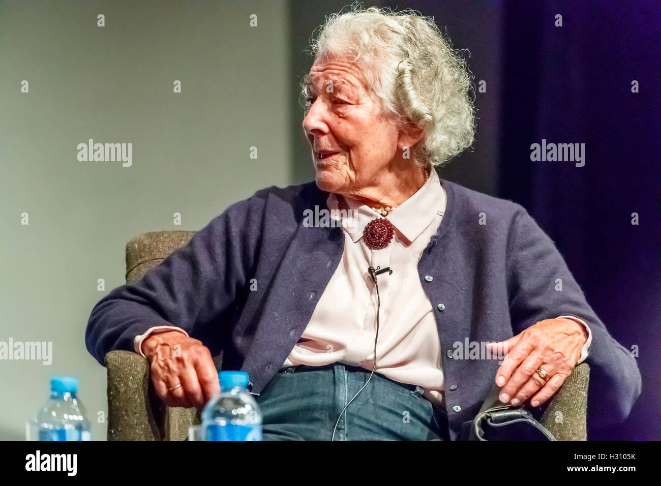 Henley-on-Thames, Royaume-Uni. 2 octobre, 2016. Judith Kerr OBE, le célèbre et populaire pour l'auteur et l'illustrateur, apparaît sur la scène du théâtre en Kenton Henley-on-Thames, en conversation avec Nicolette Jones, des livres pour enfants de l'hôte du Sunday Times, dans le cadre du Festival littéraire du Henley 2016. 93 Maintenant, Judith Kerr, dont les œuvres emblématiques : livres sur Mog le chat et le tigre qui est venu pour le thé, encore à son enfance s'échapper de l'Allemagne, a parlé de l'inspiration pour ses livres et illustrations et lire à partir de son dernier livre, Mister Cleghorn est joint. © Graham Prentice/A Banque D'Images