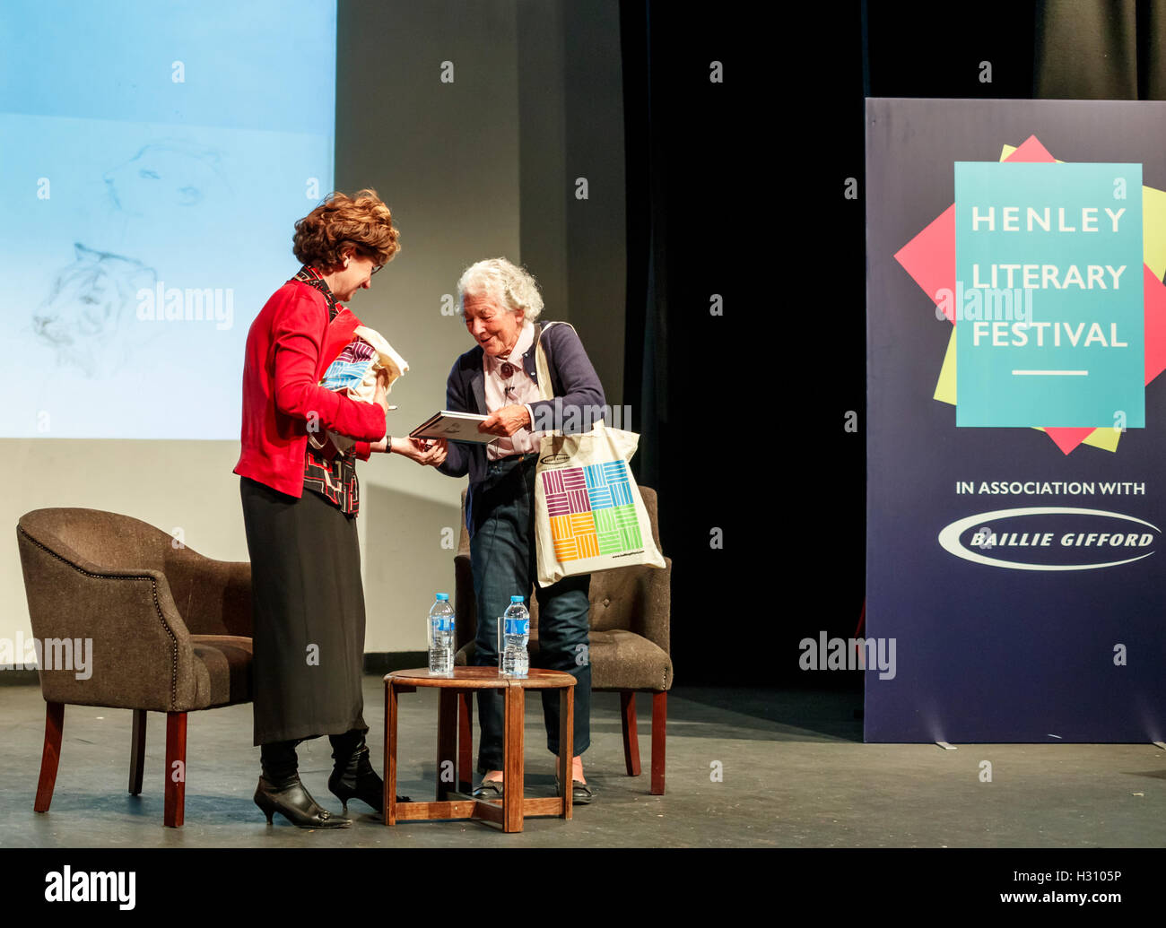 Henley-on-Thames, Royaume-Uni. 2 octobre, 2016. Judith Kerr OBE, le célèbre et populaire pour l'auteur et l'illustrateur, apparaît sur la scène du théâtre en Kenton Henley-on-Thames, en conversation avec Nicolette Jones, des livres pour enfants de l'hôte du Sunday Times, dans le cadre du Festival littéraire du Henley 2016. 93 Maintenant, Judith Kerr, dont les œuvres emblématiques : livres sur Mog le chat et le tigre qui est venu pour le thé, encore à son enfance s'échapper de l'Allemagne, a parlé de l'inspiration pour ses livres et illustrations et lire à partir de son dernier livre, Mister Cleghorn est joint. © Graham Prentice/A Banque D'Images