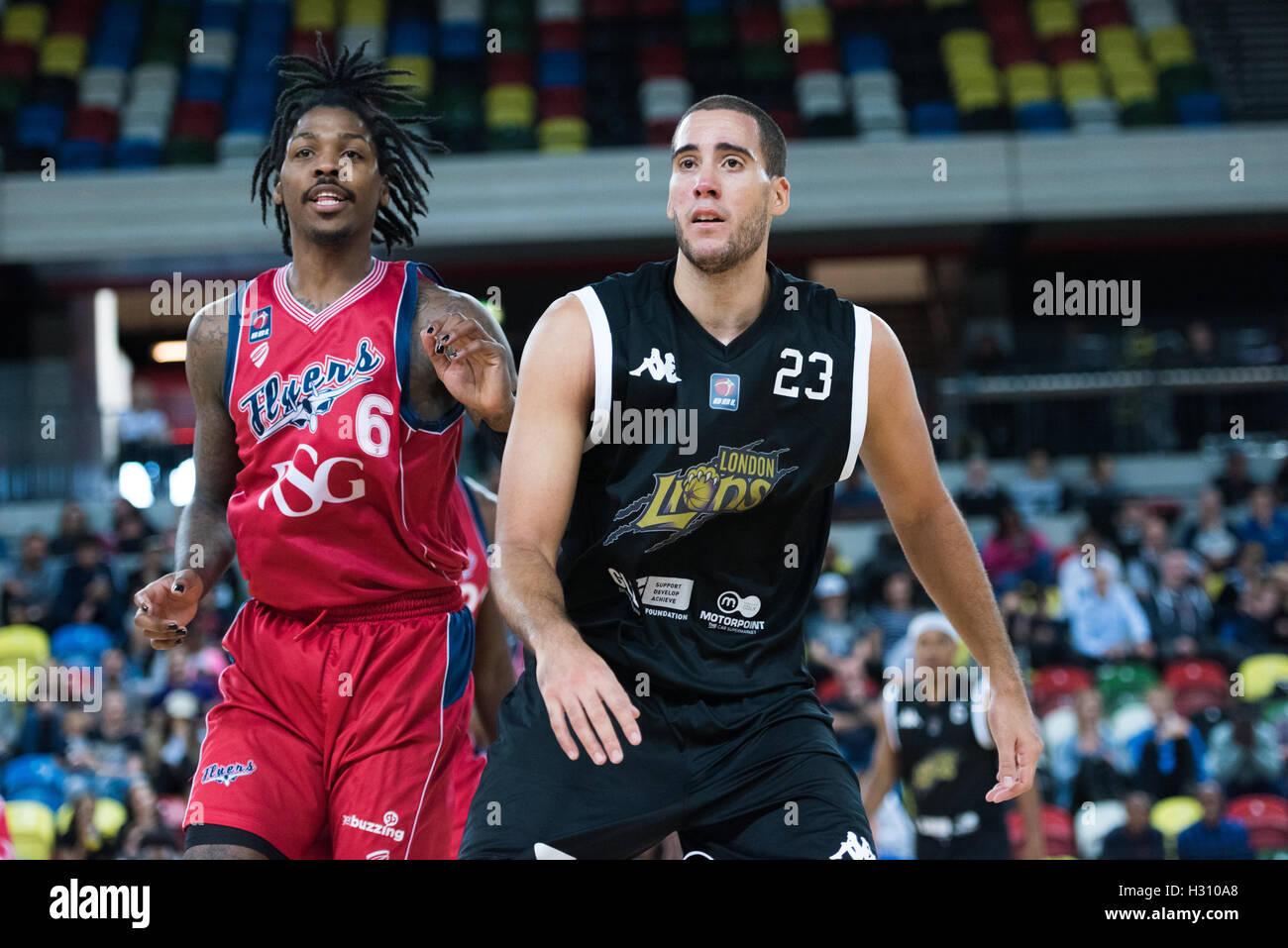 Londres, Royaume-Uni, 2 octobre 2016. London Lions contre Bristol Flyers, Copperbox, Parc Olympique, Londres Les Lions Kai Williams défend contre Bristol Flyers Lovell Cook. Win 86 Lions Londres vs 66 Crédit : pmgimaging/Alamy Live News Banque D'Images