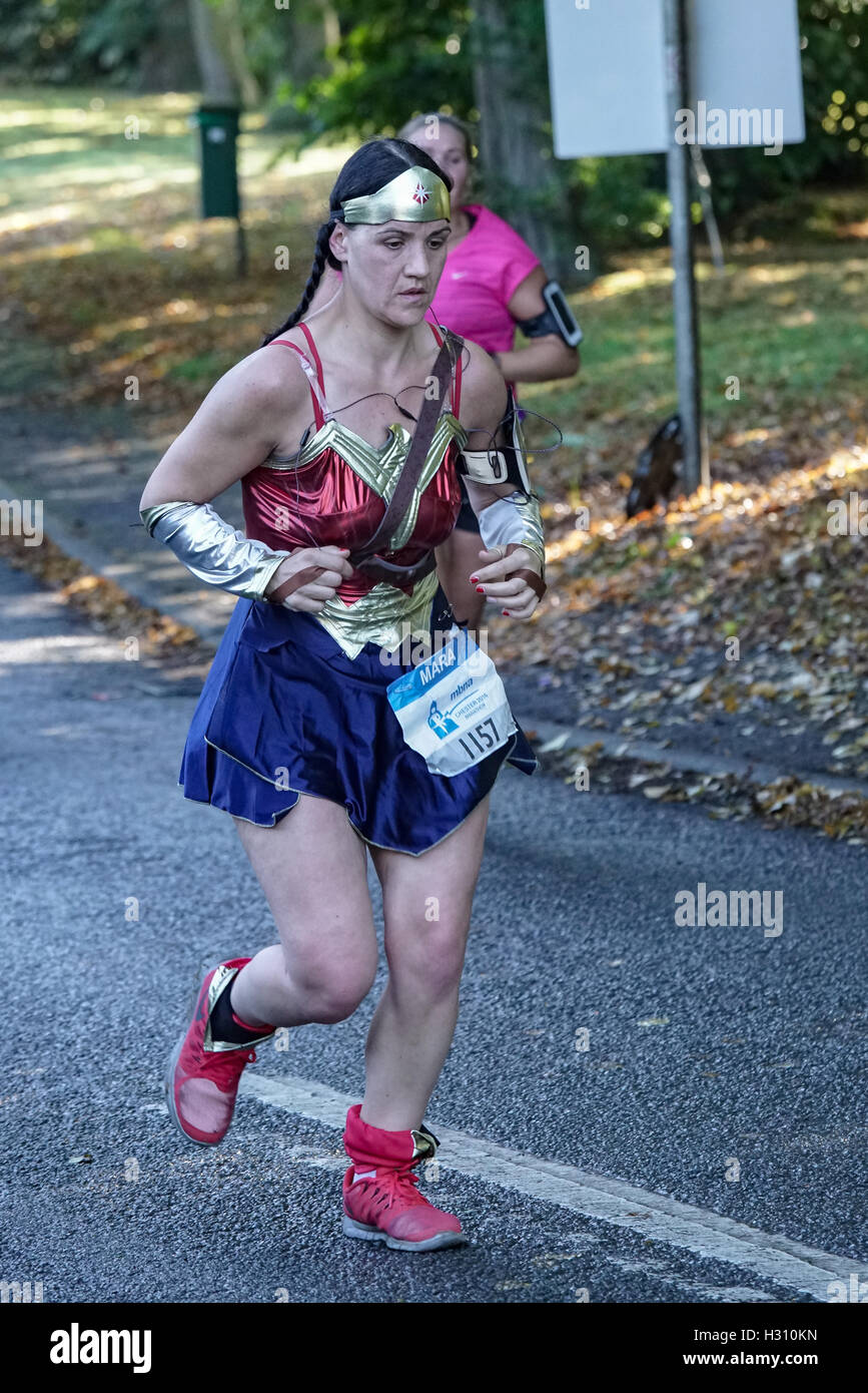 Un coureur déguisé en Wonder Woman dans le Marathon de Chester Banque D'Images
