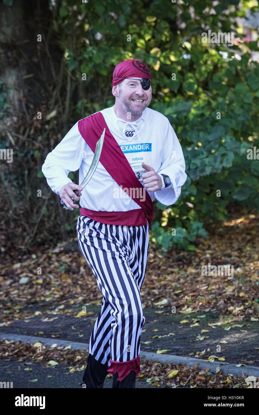 Un coureur habillé comme un pirate dans le Marathon de Chester Banque D'Images