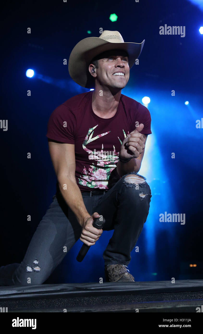 Las Vegas, NV, USA. 2e oct, 2016. 02 octobre 2016 - Las Vegas, NV - Dustin Lynch. 2016 Route 91 Harvest Festival Jour 3 au Village de la MGM. Crédit photo : MJT/AdMedia : Crédit Mjt/AdMedia/ZUMA/Alamy Fil Live News Banque D'Images