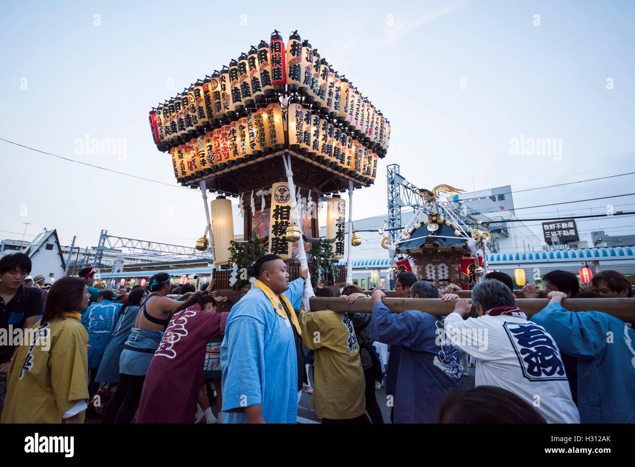 2 octobre, 2016. Dokan Matsuri Festival a lieu, Isehara, Kanagawa, Japon. Ce festival vient de Ota Dokan ( 1432 - 1486) . Il est célèbre pour sa contribution à la construction de son château. Il a été assassiné le place maintenant Isehara City. Beaucoup de gens profiter de festival. Cette journée est le plus encombré des jour pour Isehara City. Découverte du monde/Alamy Live News Banque D'Images