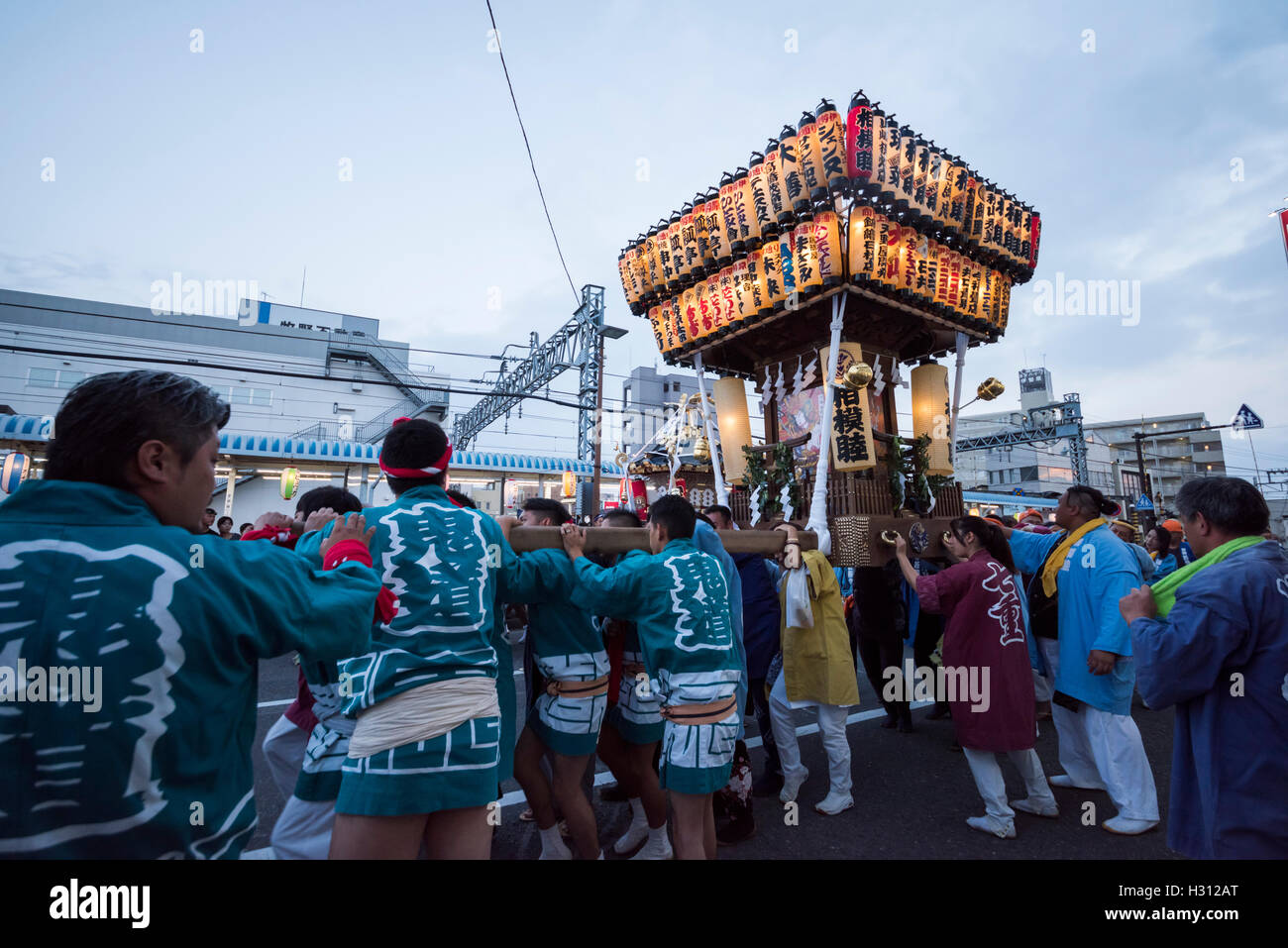 2 octobre, 2016. Dokan Matsuri Festival a lieu, Isehara, Kanagawa, Japon. Ce festival vient de Ota Dokan ( 1432 - 1486) . Il est célèbre pour sa contribution à la construction de son château. Il a été assassiné le place maintenant Isehara City. Beaucoup de gens profiter de festival. Cette journée est le plus encombré des jour pour Isehara City. Découverte du monde/Alamy Live News Banque D'Images