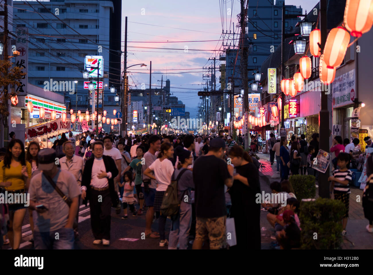 2 octobre, 2016. Dokan Matsuri Festival a lieu, Isehara, Kanagawa, Japon. Ce festival vient de Ota Dokan ( 1432 - 1486) . Il est célèbre pour sa contribution à la construction de son château. Il a été assassiné le place maintenant Isehara City. Beaucoup de gens profiter de festival. Cette journée est le plus encombré des jour pour Isehara City. Découverte du monde/Alamy Live News Banque D'Images