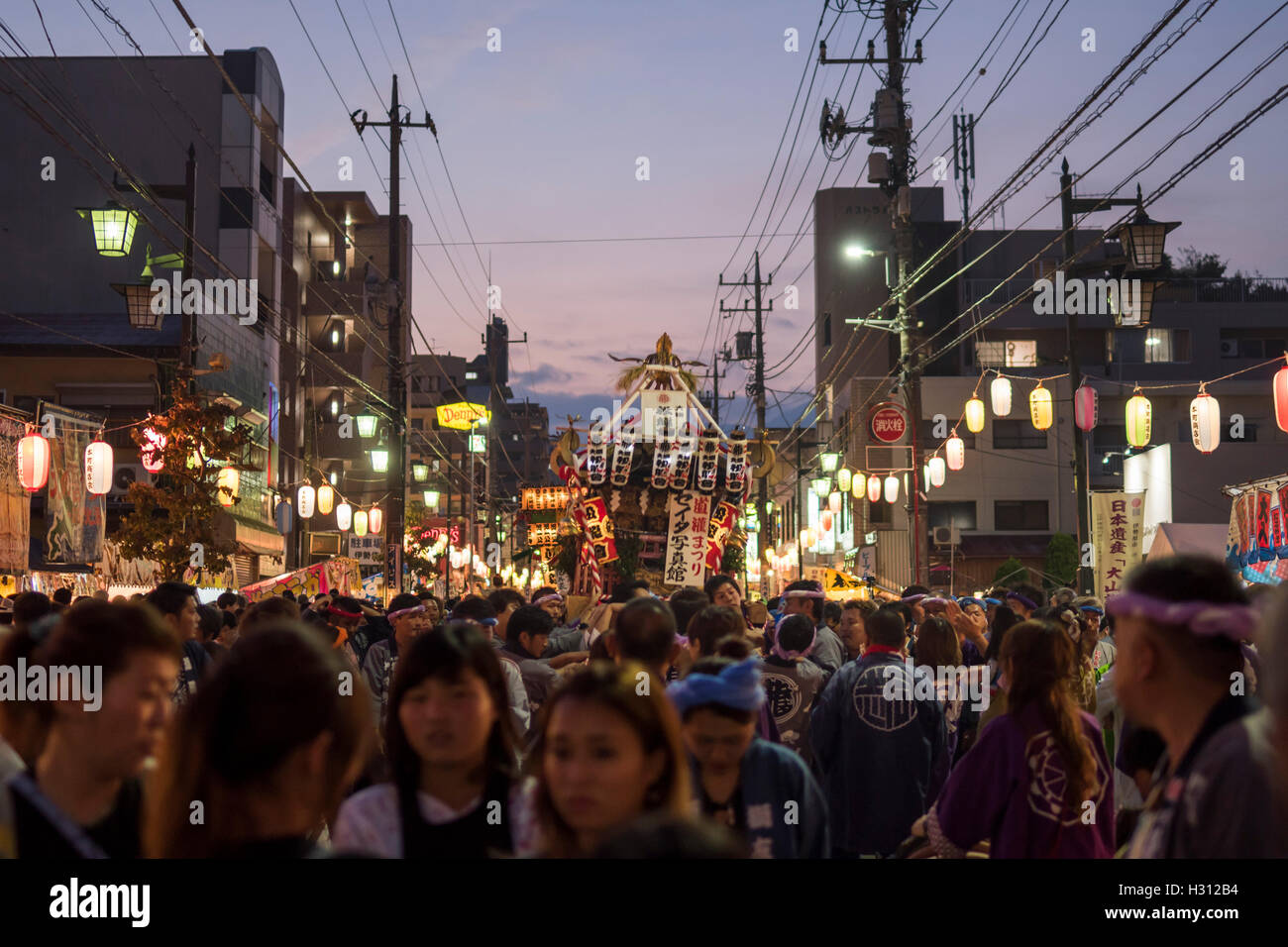 2 octobre, 2016. Dokan Matsuri Festival a lieu, Isehara, Kanagawa, Japon. Ce festival vient de Ota Dokan ( 1432 - 1486) . Il est célèbre pour sa contribution à la construction de son château. Il a été assassiné le place maintenant Isehara City. Beaucoup de gens profiter de festival. Cette journée est le plus encombré des jour pour Isehara City. Découverte du monde/Alamy Live News Banque D'Images