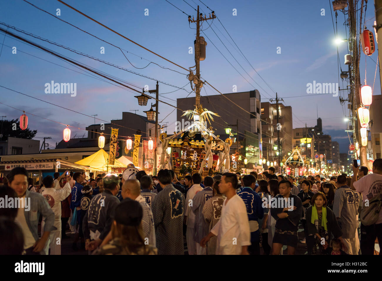 2 octobre, 2016. Dokan Matsuri Festival a lieu, Isehara, Kanagawa, Japon. Ce festival vient de Ota Dokan ( 1432 - 1486) . Il est célèbre pour sa contribution à la construction de son château. Il a été assassiné le place maintenant Isehara City. Beaucoup de gens profiter de festival. Cette journée est le plus encombré des jour pour Isehara City. Découverte du monde/Alamy Live News Banque D'Images