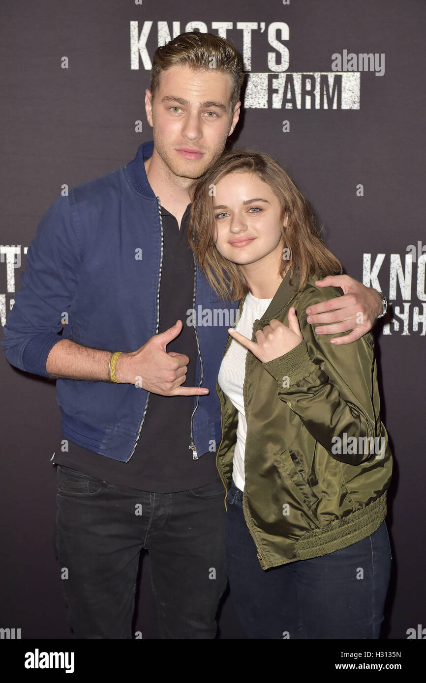 Cameron Fuller et Joey King au 'Knott's Scary Farm' Tapis noir Événement au Knott's Berry Farm. Buena Park, 30.09.2016 | Verwendung weltweit/photo alliance Banque D'Images
