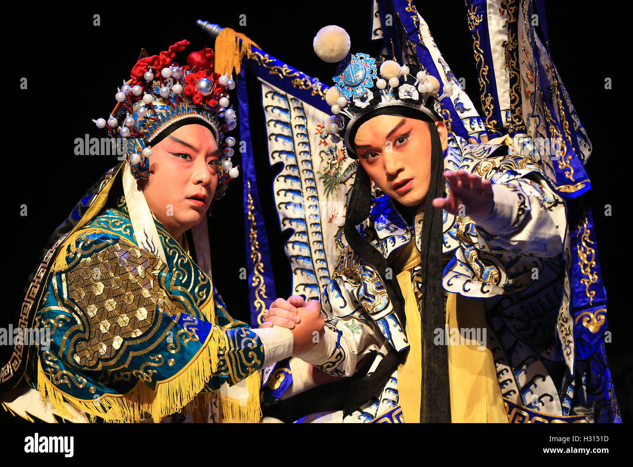 (161003) -- TORONTO, le 3 octobre 2016 (Xinhua) -- Acteurs Fu Xiru (R) et Liu Tao effectuer "La vengeance du Prince Zi Dan' à Toronto, Canada, le 2 octobre 2016. Shanghai Peking Opera Theatre a réuni trois célèbres chinois traditionnel joue l'opéra de Pékin de "Crossroads", "l'affaire du meurtre de Chen Shimei' et 'Yang Silang rend visite à sa mère", ainsi que la version chinoise de Hamlet de Shakespeare, "La vengeance du Prince Zi Dan' pour les Canadiens de faire l'expérience de l'art chinois traditionnel unique du samedi au dimanche. (Xinhua/Zou Zheng) (SXK) Banque D'Images