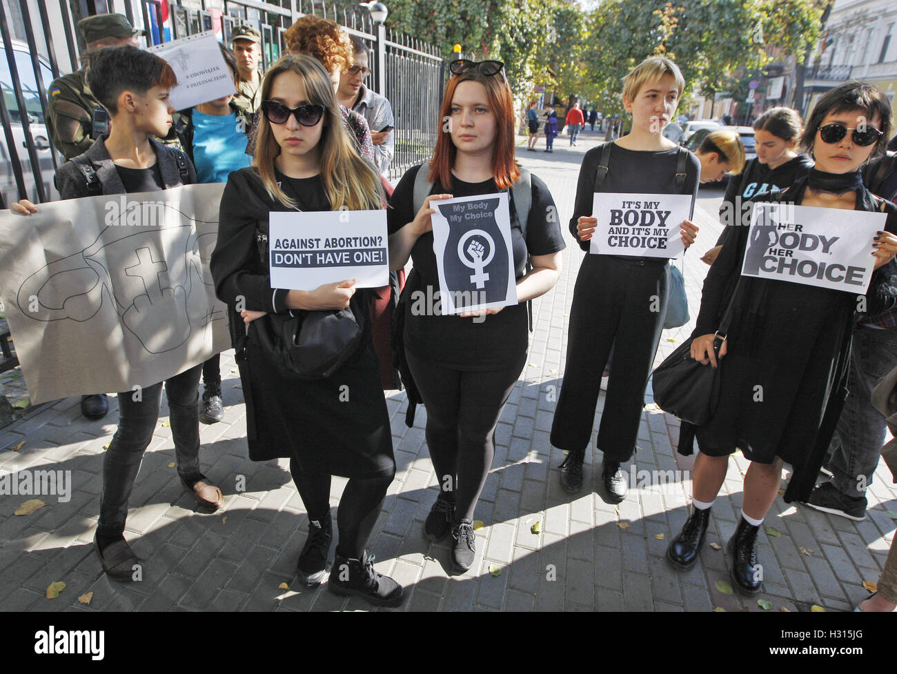 Kiev, Ukraine. 3e oct, 2016. Les manifestants ukrainiens tiennent des pancartes pendant mobilisent pour soutenir la grève des femmes polonaises à l'échelle nationale, en face de l'ambassade de Pologne à Kiev, Ukraine, le 03 octobre, 2016. La grève est une expression de l'opposition pour renforcer les règlements sur la loi sur l'avortement. Credit : ZUMA Press, Inc./Alamy Live News Banque D'Images