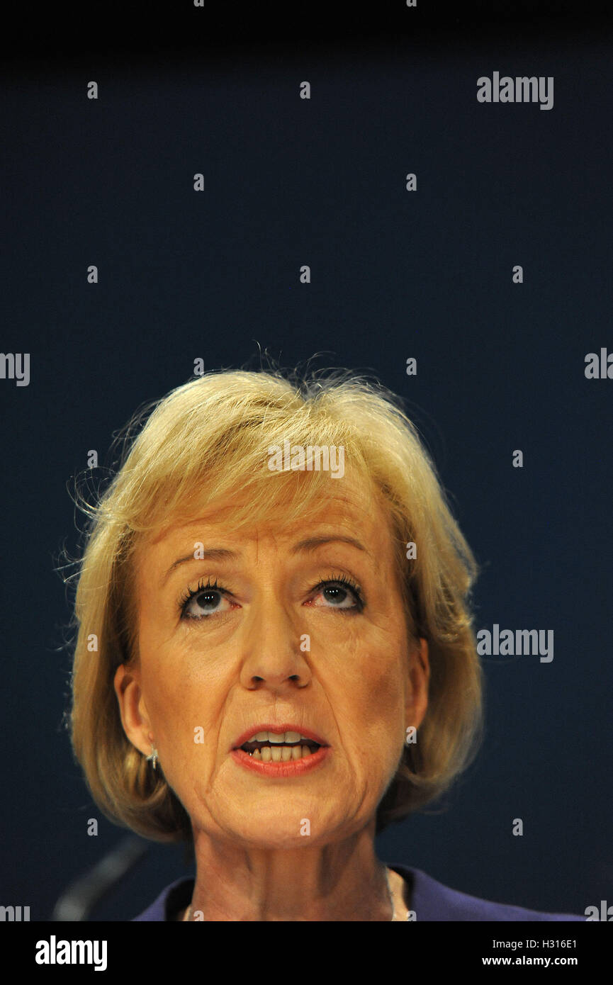 Birmingham, Angleterre. 3 octobre, 2016. Andrea Leadsom, Secrétaire d'État à l'environnement de l'Alimentation et des Affaires rurales, offre son discours de conférence, le deuxième jour du congrès du parti conservateur à la CPI de Birmingham. Le thème du discours était "une économie qui fonctionne pour tout le monde". Cette conférence fait suite à la décision d'un référendum pour la Grande-Bretagne à quitter l'Union européenne, et l'élection subséquente de Theresa peut comme chef du parti conservateur. Kevin Hayes/Alamy Live News Banque D'Images