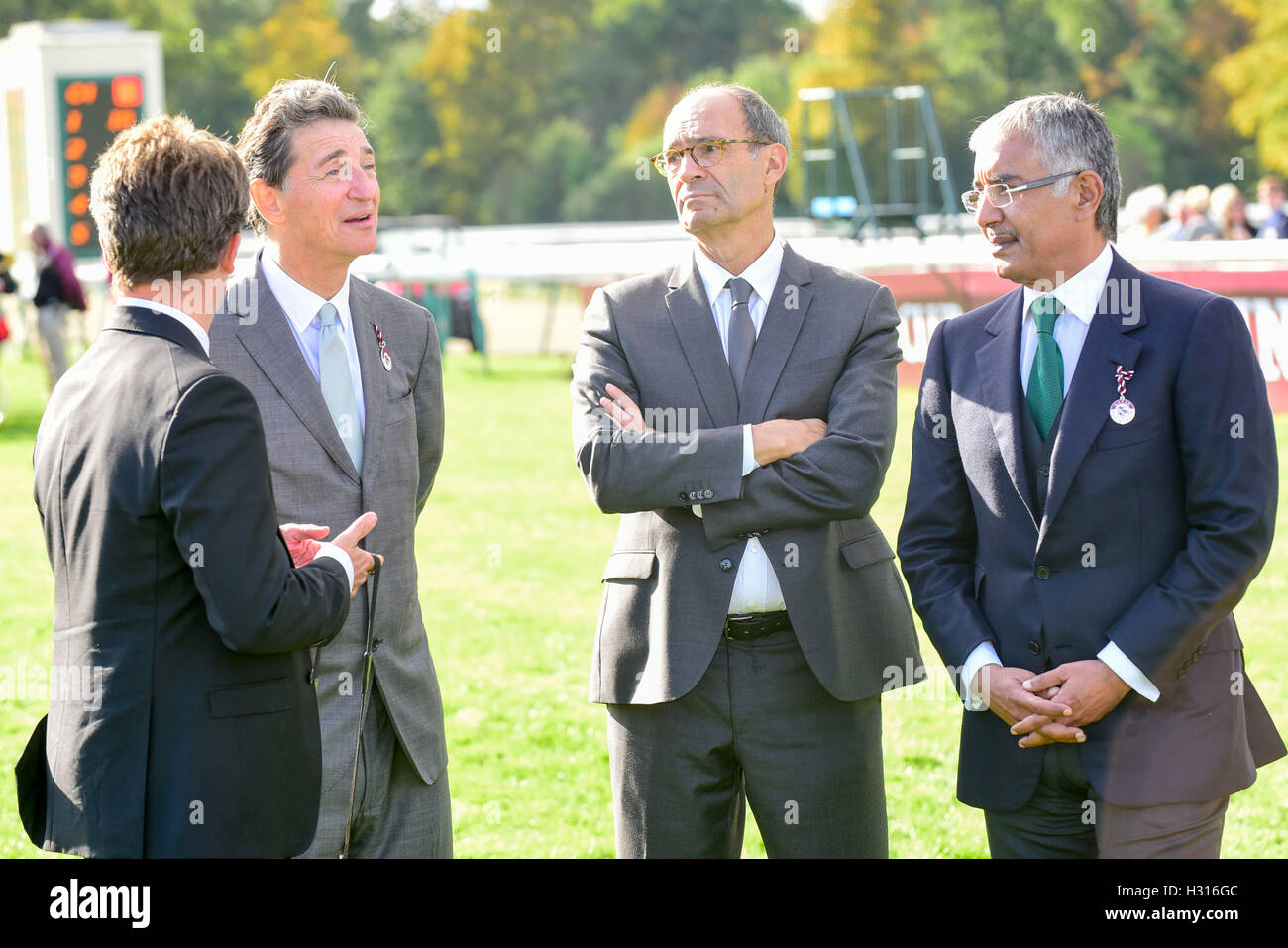 Hippodrome de Chantilly, France. 06Th Oct, 2016. Prix de l'Arc de Triomphe, la race 4 sur carte. Edouard de Rothschild ( président de France Galop ) - Eric Woerth ( maire de Chantilly ) - Cheik Abdullah Bin Khalifa Al Thani © Plus Sport Action/Alamy Live News Banque D'Images