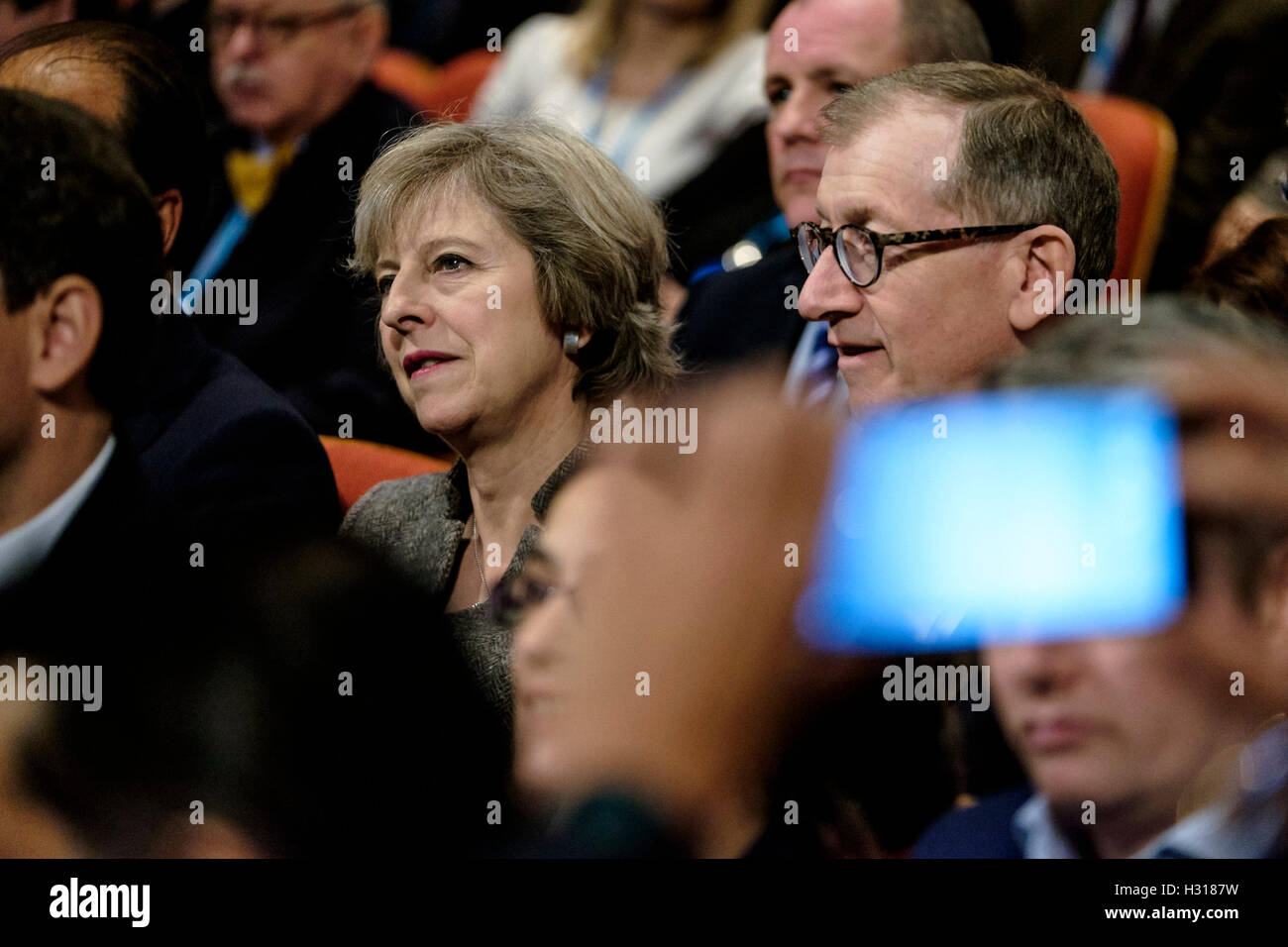 Jour 2 de la conférence du parti conservateur le 03/10/2016 à Birmingham, Birmingham ICC. Les personnes sur la photo : Theresa May, Premier Ministre du Royaume-Uni, dans l'auditoire à l'écoute de Philip Hammond, chancelier de l'Échiquier . Photo par Julie Edwards. Banque D'Images