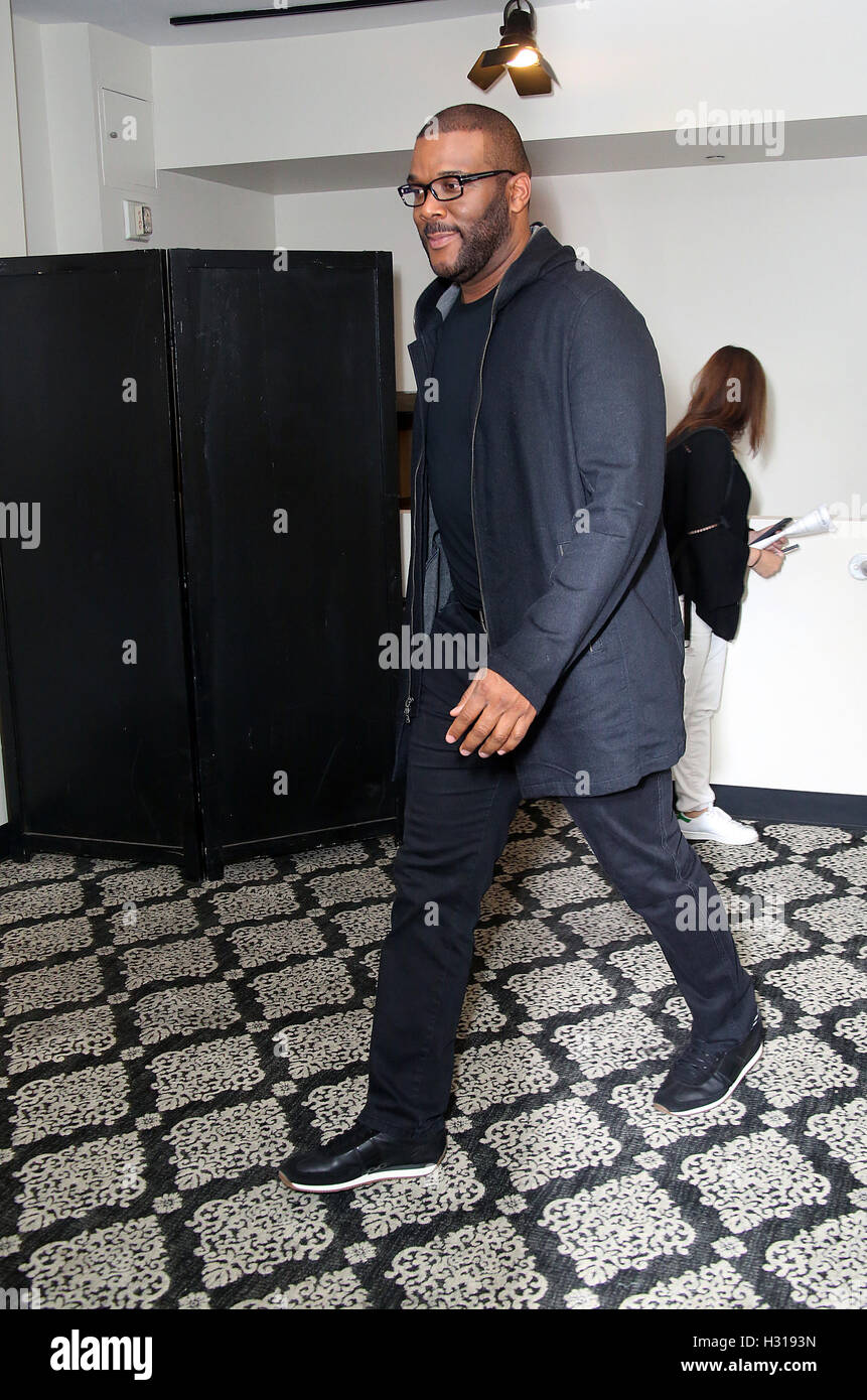 Philadelphia, PA, USA. 3e oct, 2016. Tyler Perry en ville le lundi soir pour un tapis rouge à l'île avant de présenter sa nouvelle comédie, Boo ! Un HALLOWEEN MADEA à Philadelphie, Pennsylvanie le 3 octobre 2016 © Star Shooter/media/Alamy Punch Live New Banque D'Images Philadelphia, PA, USA. 3e oct, 2016. Tyler Perry en ville le lundi soir pour un tapis rouge à l'île avant de présenter sa nouvelle comédie, Boo ! Un HALLOWEEN MADEA à Philadelphie, Pennsylvanie le 3 octobre 2016 © Star Shooter/media/Alamy Punch Live New Banque D'Images