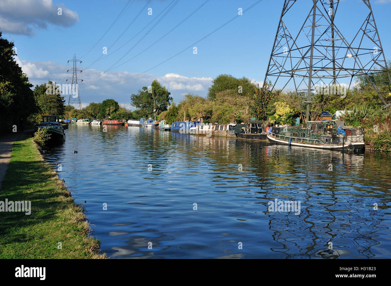 La rivière Lea, près de Tottenham, dans le nord de Londres, avec des bateaux étroits et des pylônes, en été Banque D'Images