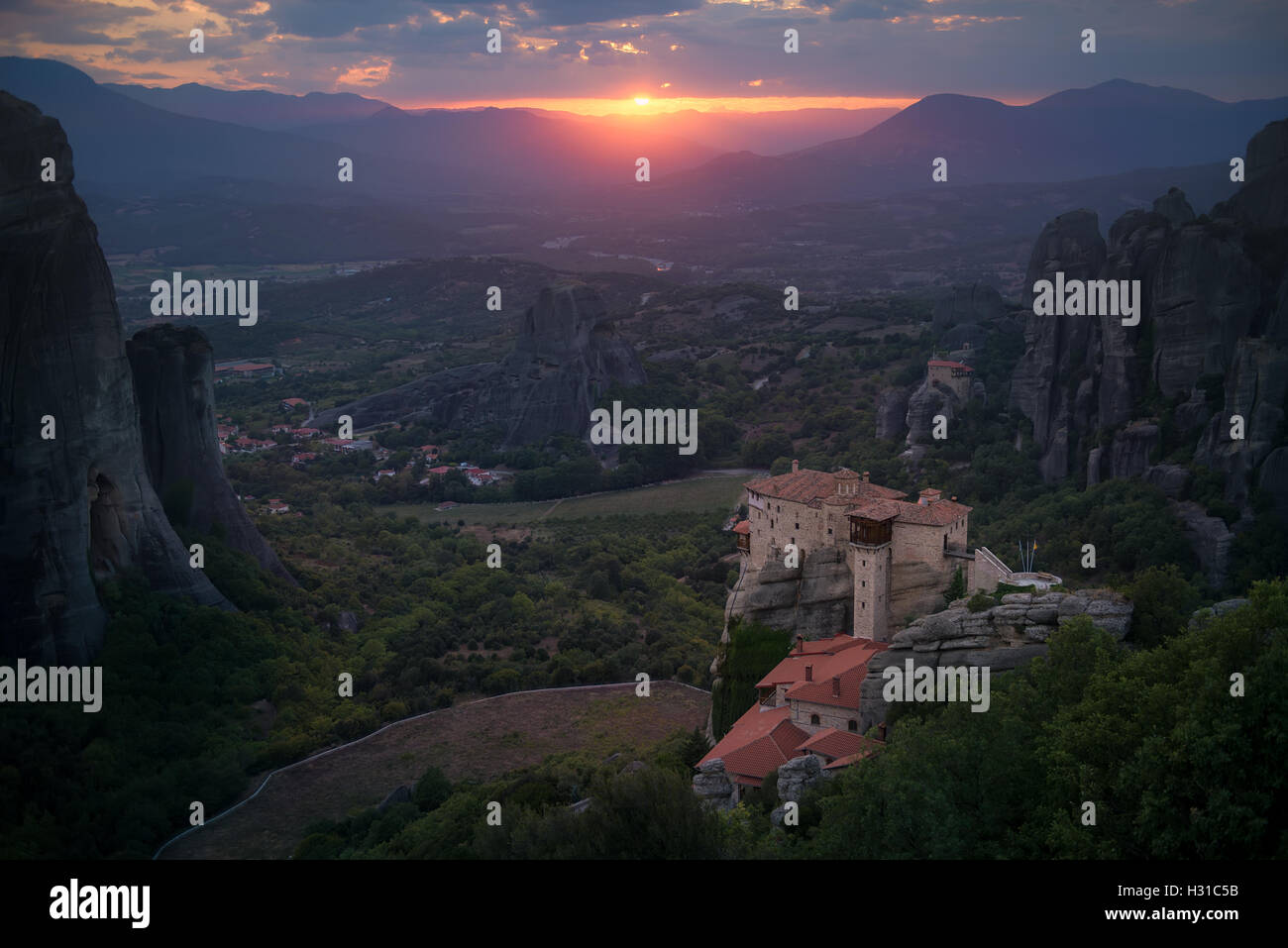 Soir vue sur la vallée avec le Rousanou Les Météores, le Grand Saint Nicolas Anapausas et monastères des Météores Banque D'Images Soir vue sur la vallée avec le Rousanou Les Météores, le Grand Saint Nicolas Anapausas et monastères des Météores Banque D'Images