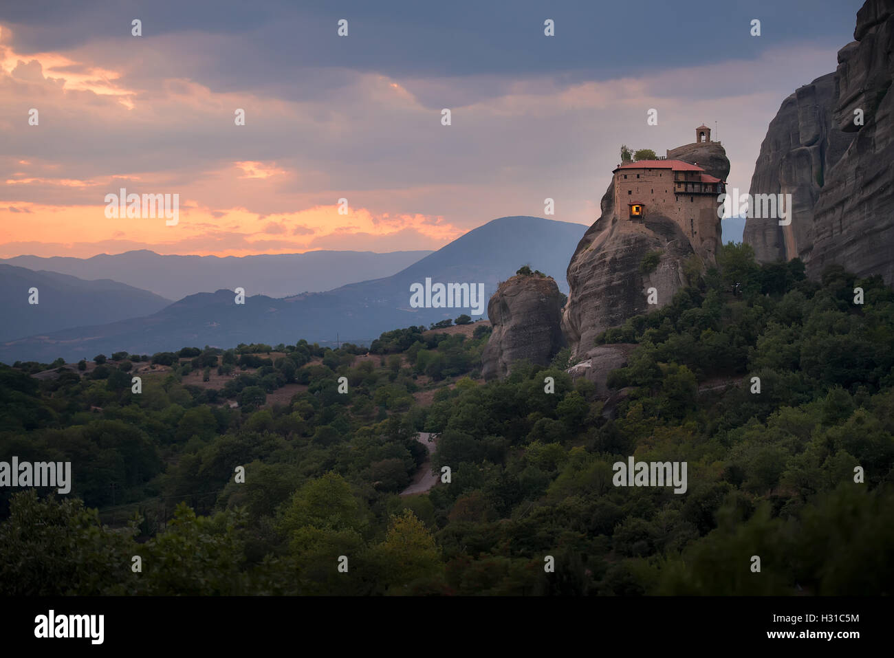 Monastère de Saint Nicolas Anapausas les météores en Grèce, dans la lumière du soir dramatique Banque D'Images Monastère de Saint Nicolas Anapausas les météores en Grèce, dans la lumière du soir dramatique Banque D'Images
