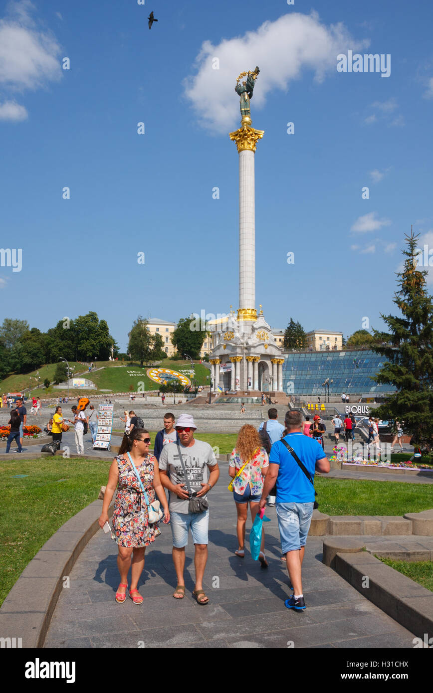 Les touristes visitant la place Maidan avec le Monument de l'indépendance, à Kiev, Ukraine. Banque D'Images