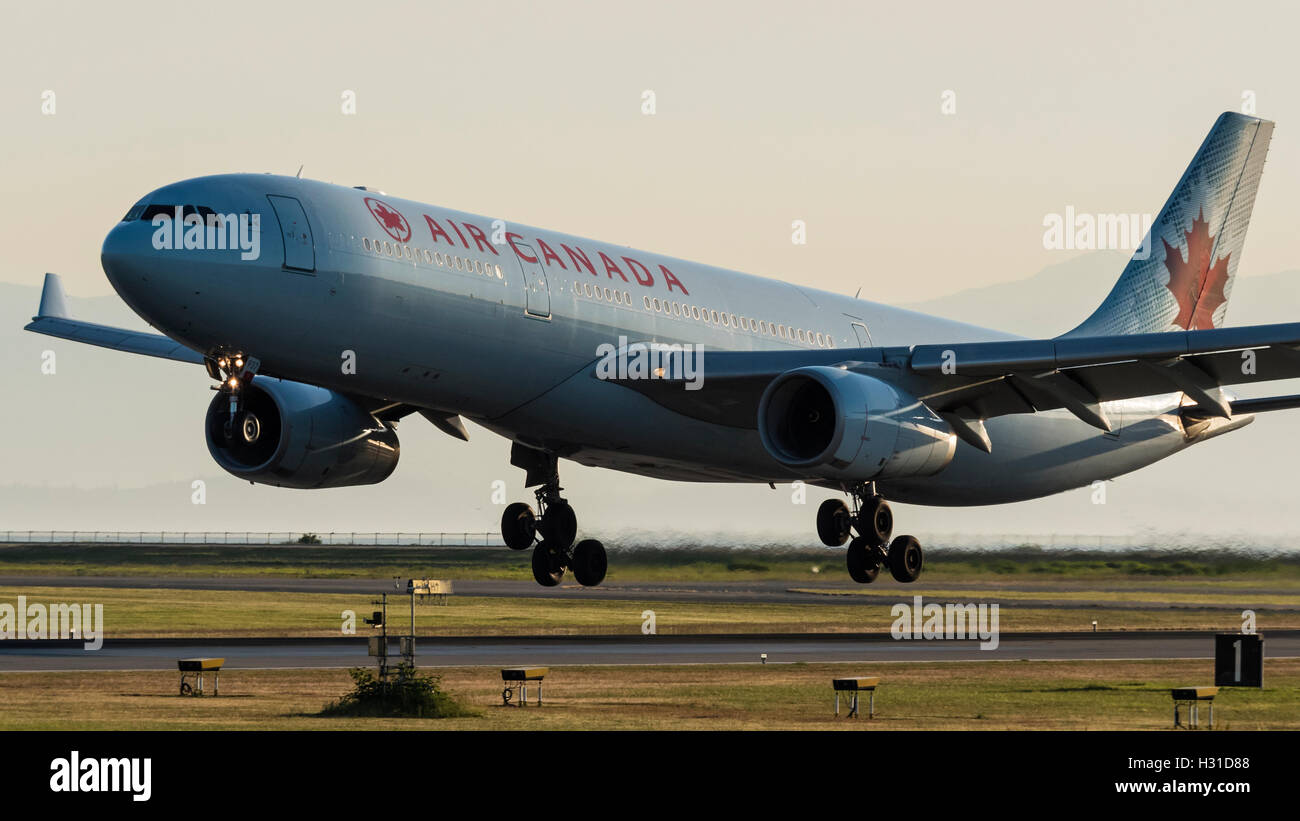 Air Canada Airbus A330 C-GHKX wide-body jetliner l'atterrissage à l'Aéroport International de Vancouver, Canada Banque D'Images Air Canada Airbus A330 C-GHKX wide-body jetliner l'atterrissage à l'Aéroport International de Vancouver, Canada Banque D'Images