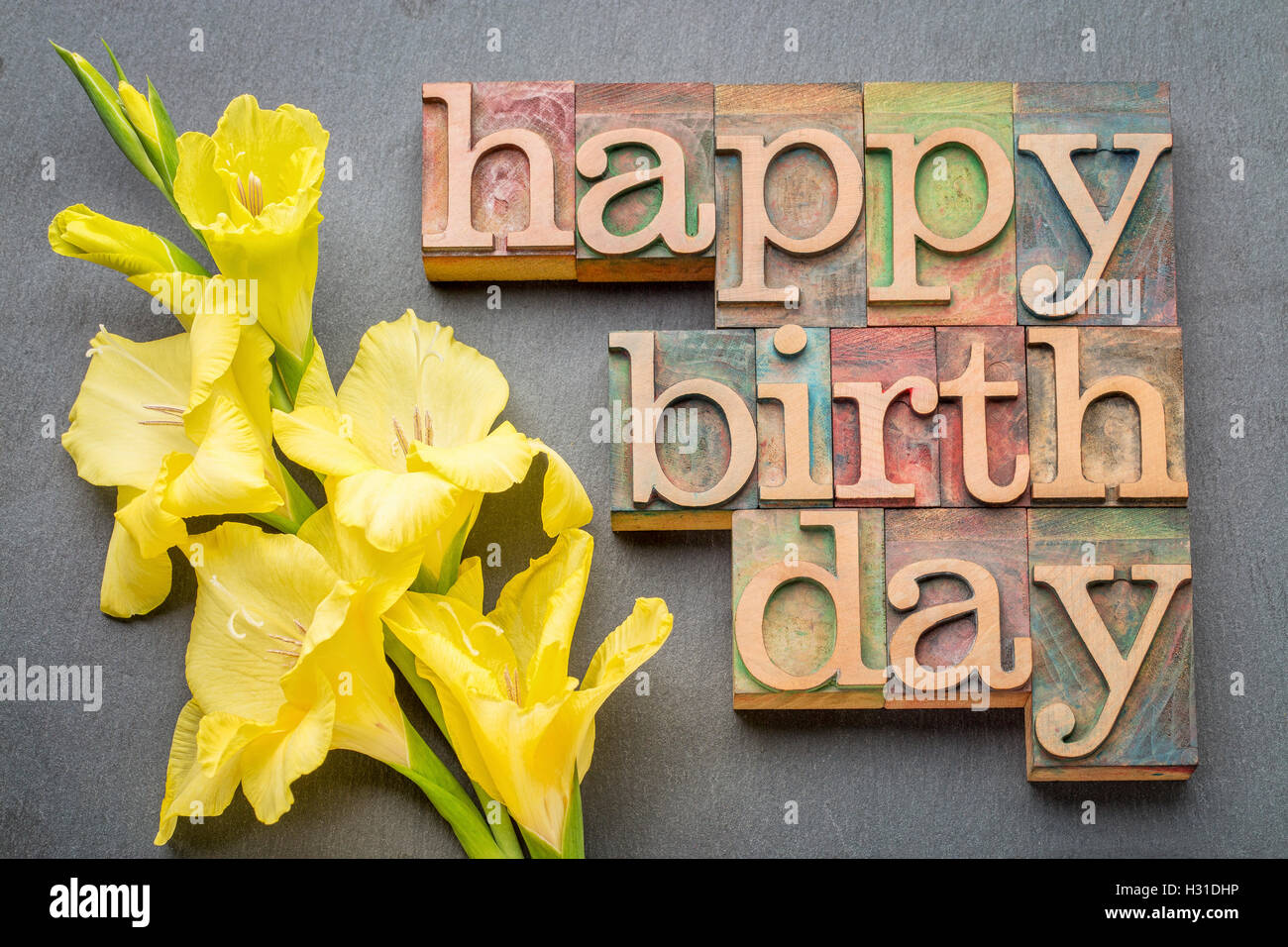 Joyeux Anniversaire Carte De Souhaits Resume En Word Type De Bois Avec Une Typogravure Gladiola Jaune Fleur Gris Ardoise Bac Contre Photo Stock Alamy