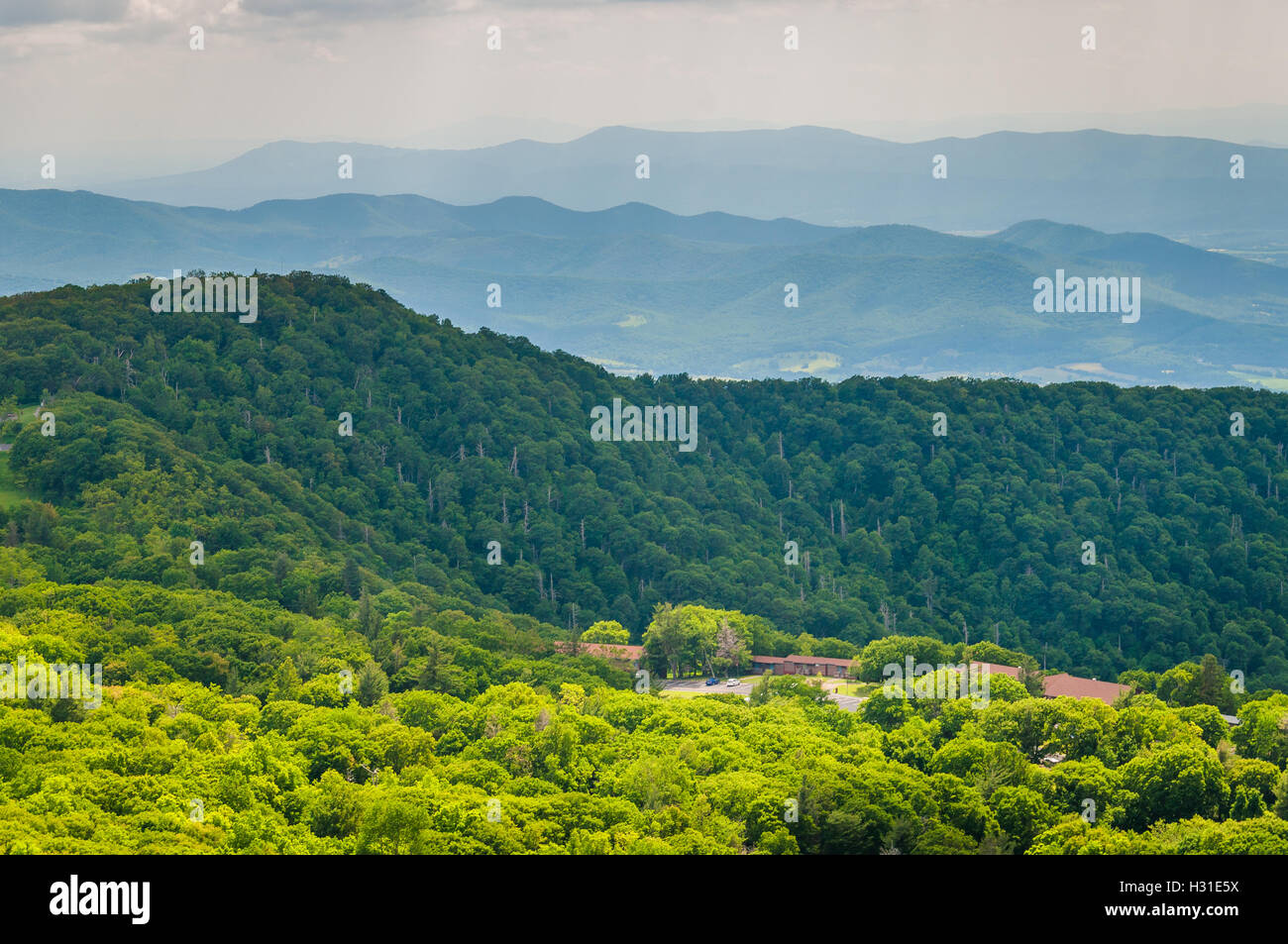 Avis de Skyland Resort et couches de la Blue Ridge Mountains de Skyline Drive, dans le Parc National Shenandoah, en Virginie. Banque D'Images