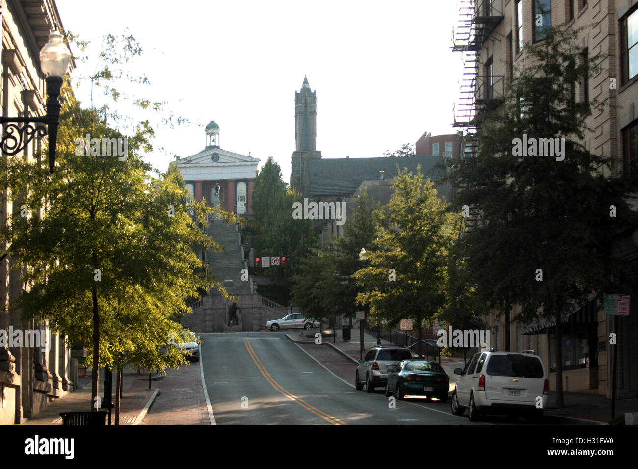 Lynchburg Virginia, États-Unis. Monter sur la 9e rue en direction de la terrasse du Monument, avec le musée Lynchburg en arrière-plan. Banque D'Images