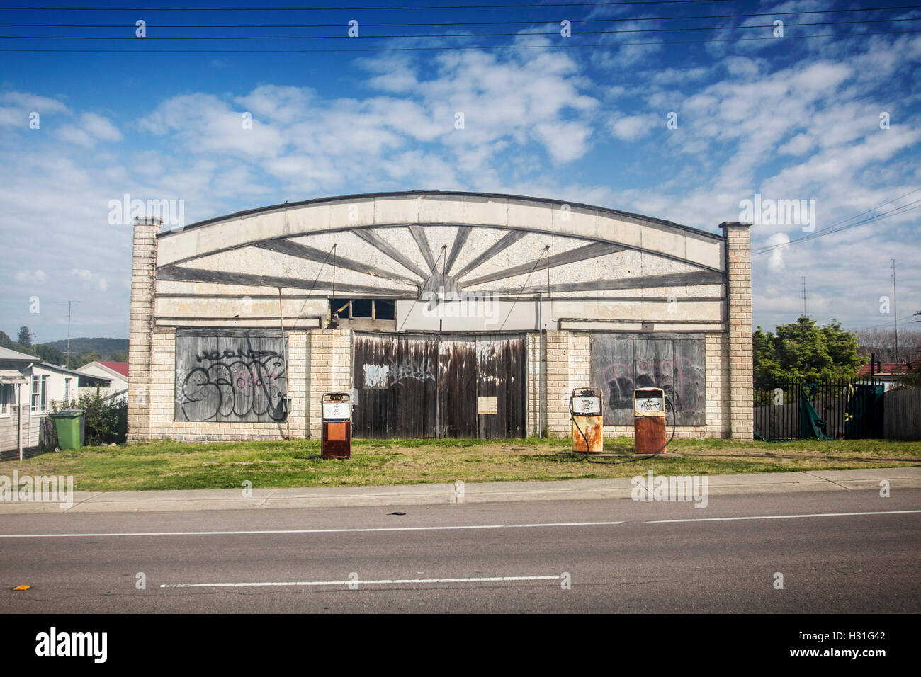 Vintage garage désaffecté et avant les pompes à essence gaz essence Boolaroo NSW Australie Banque D'Images