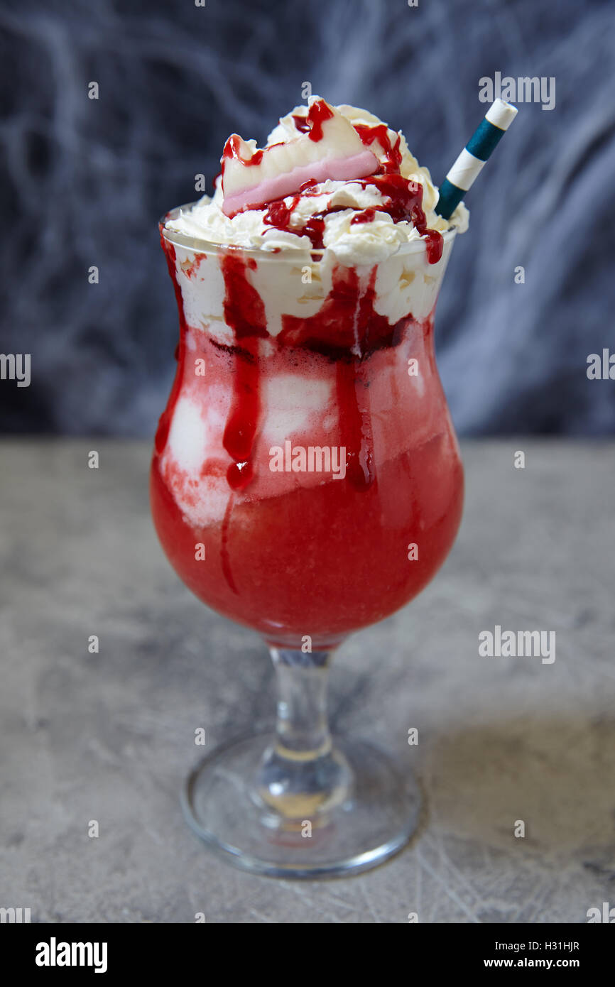 La crème glacée de Vampire flotte avec du jus de canneberge pour Halloween  Photo Stock - Alamy