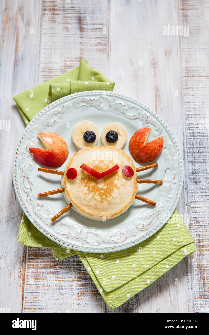 Drôle de petit déjeuner pour enfant. Crabe crêpes avec Apple. Banque D'Images