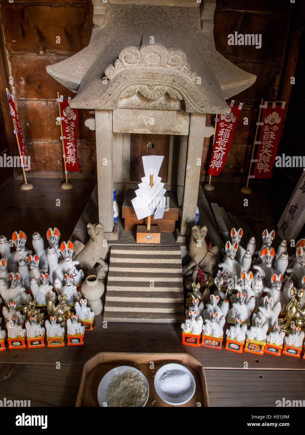 Minature Inari avec de nombreuses figurines kitsune et l'offre de riz et le sel. Kawagoe, Saitama, Japon Banque D'Images