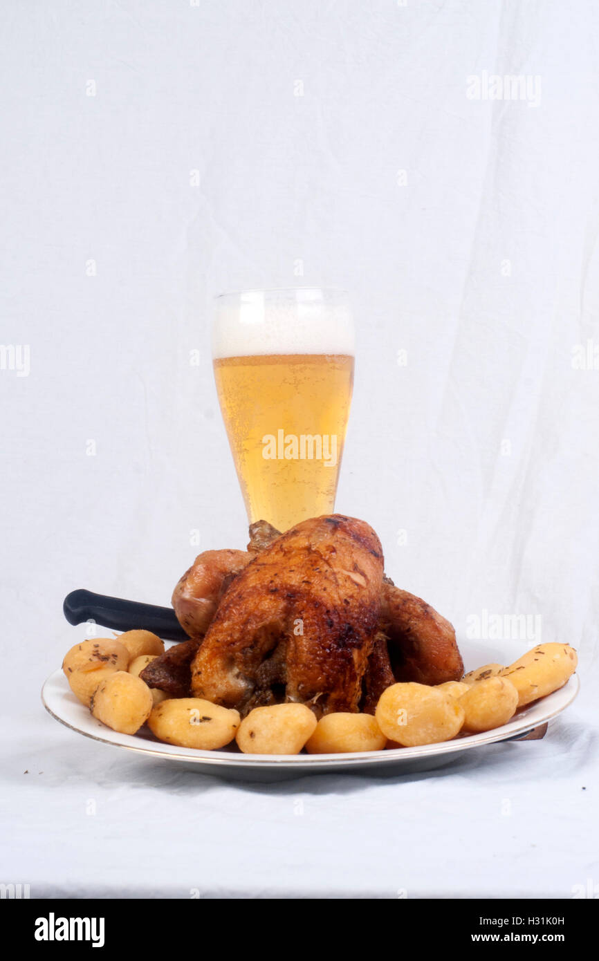 Poulet rôti et pommes de terre, Banque D'Images