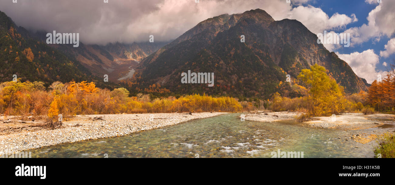 Couleurs d'automne le long de la Rivière Azusa dans Kamikochi National Park (上高地) au Japon. Banque D'Images