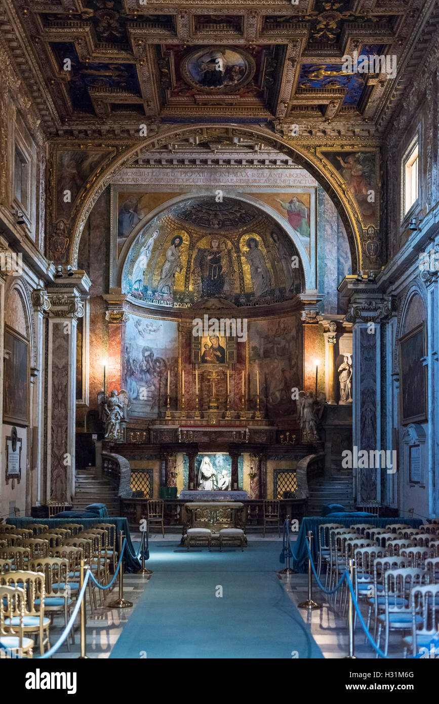 Rome. L'Italie. Intérieur de la Basilique de Santa Francesca Romana. Banque D'Images
