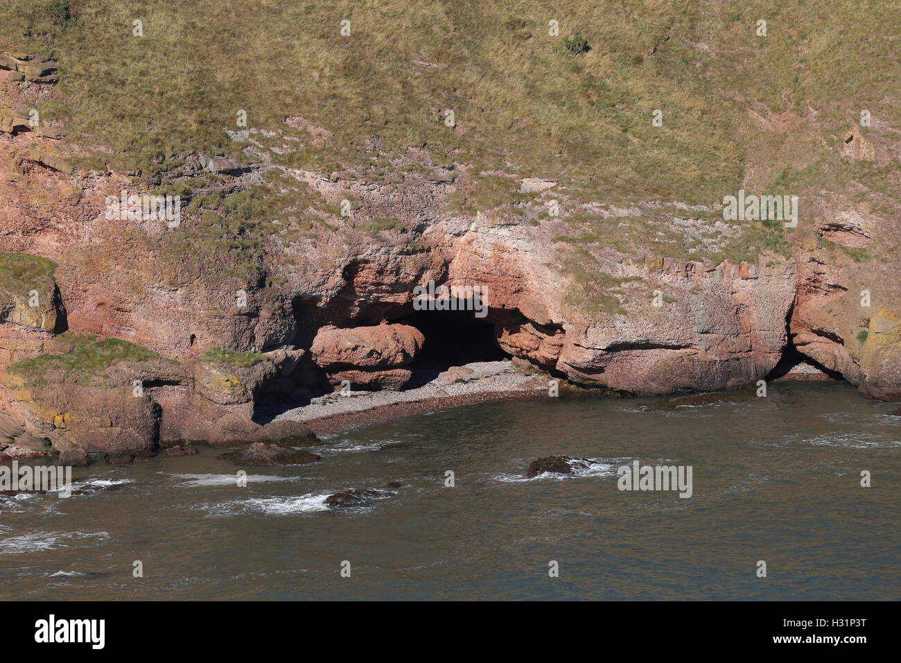 Grotte près de la Baie d'Carlingheugh Angus Scotland Octobre 2016 Banque D'Images