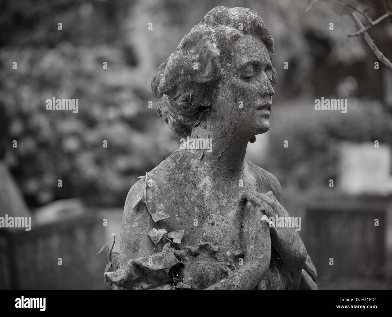 Pierre tombale pierre tombale statue de femme dans une profonde tristesse à l'est le Cimetière de Highgate à Londres, en Angleterre. Banque D'Images