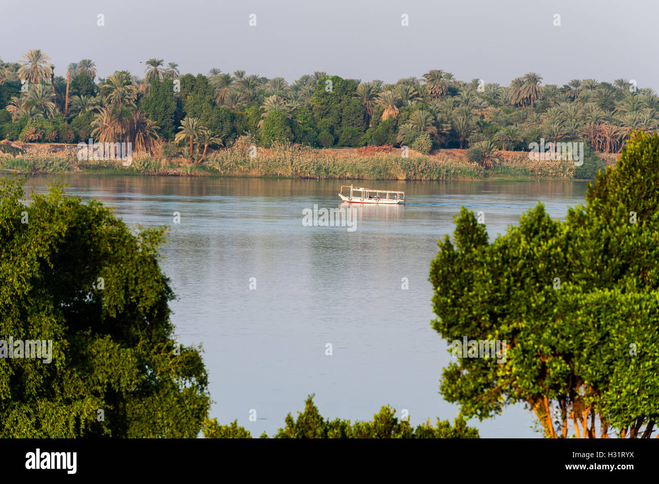 L'Égypte. Le Nil vu du Temple de Kom Ombo. Banque D'Images