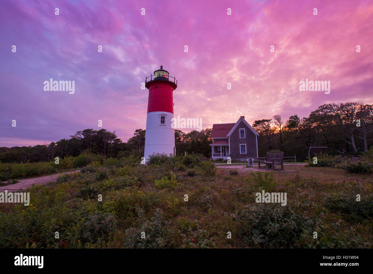 Nauset Lighthouse Cape Cod-Massachusetts pourpre dans le coucher du soleil Banque D'Images