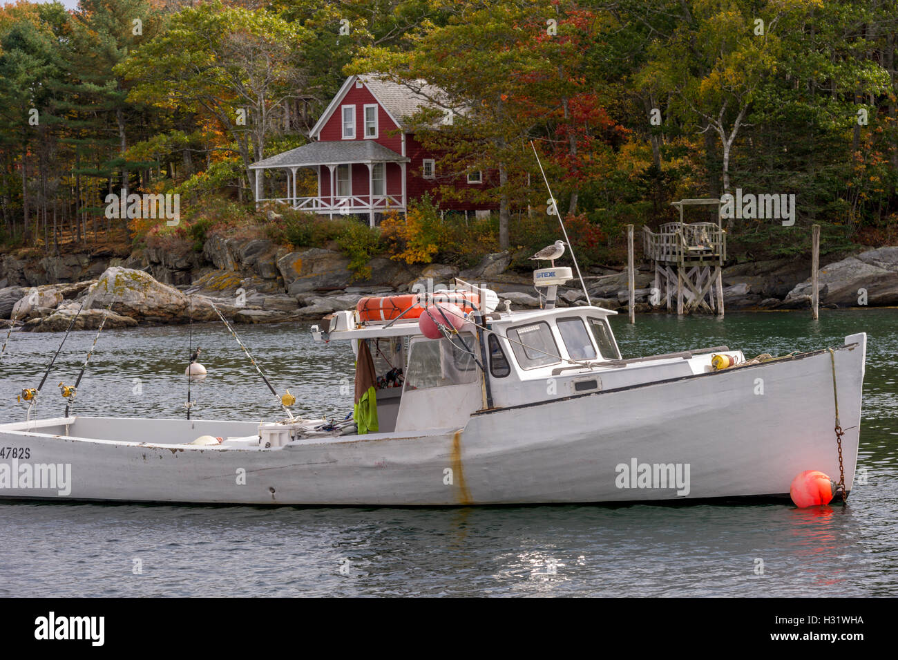 Bateau de pêche du homard au large de la côte de New Harbor, Maine. Banque D'Images