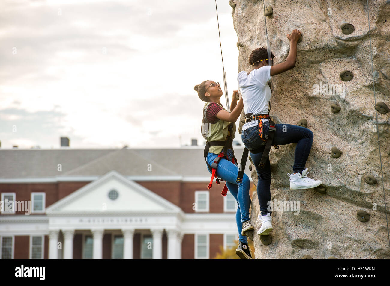 Les élèves de l'escalade à l'extérieur à l'Université du Maryland, College Park. Banque D'Images