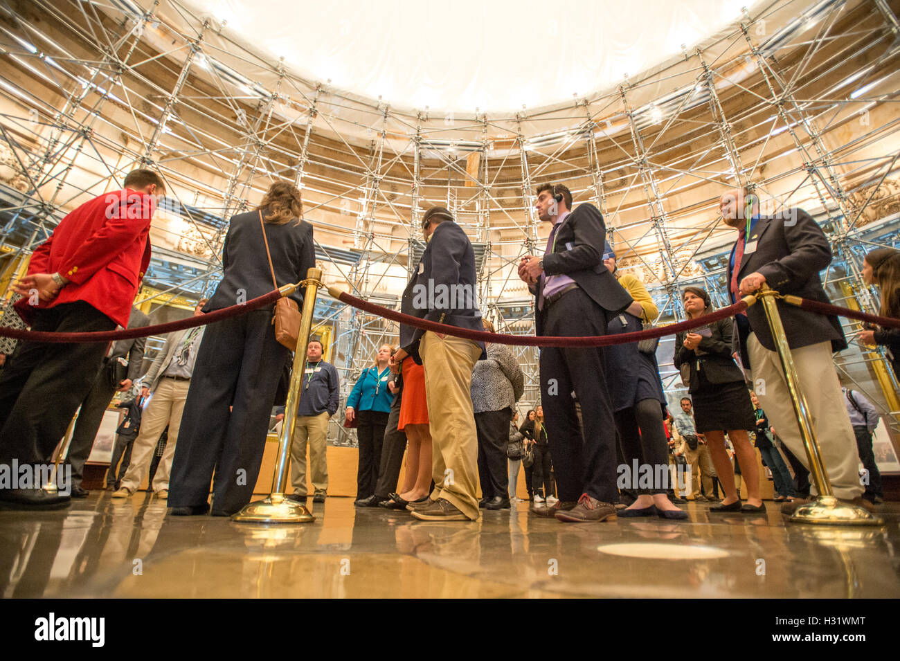 Groupe de personnes dans la rotonde du Capitole à Washington DC. Banque D'Images