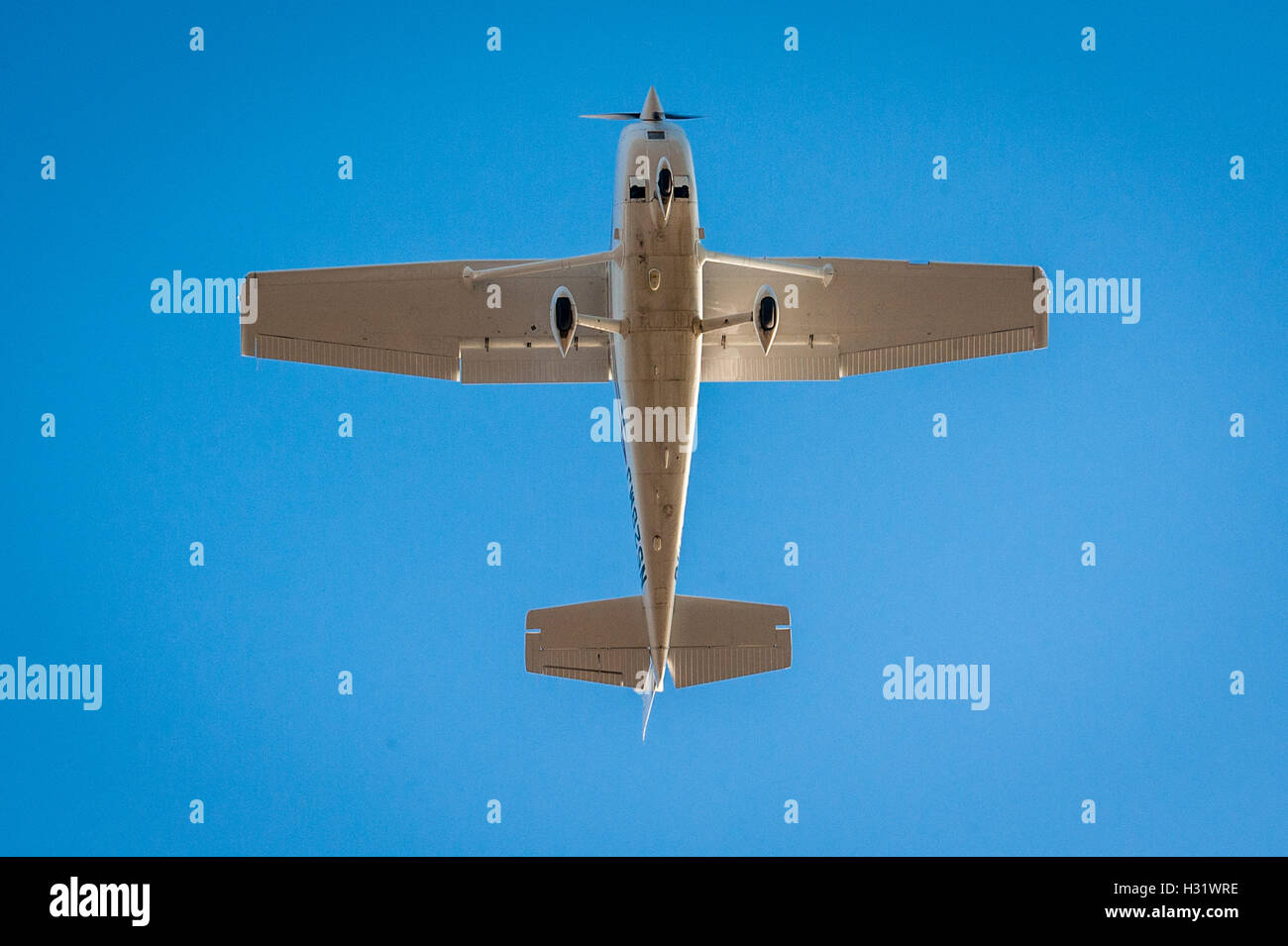 Vol d'un avion par un ciel bleu en Virginie. Banque D'Images
