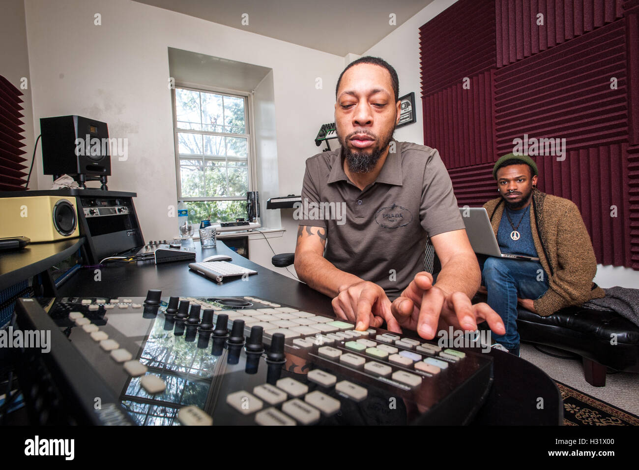 DJ Karizma (Chris Clayton) travaillant sur la musique dans son studio avec son apprenti Banque D'Images